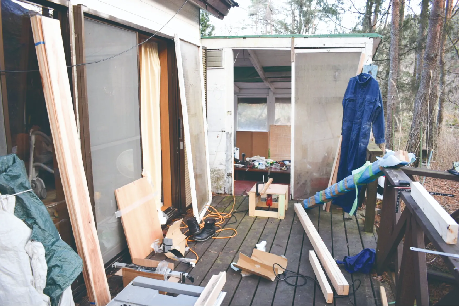 小屋の扉を工事している画像