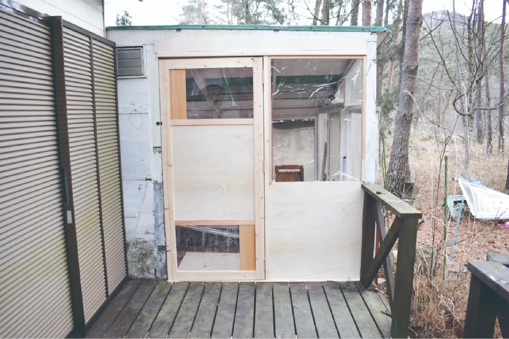 小屋の扉の画像