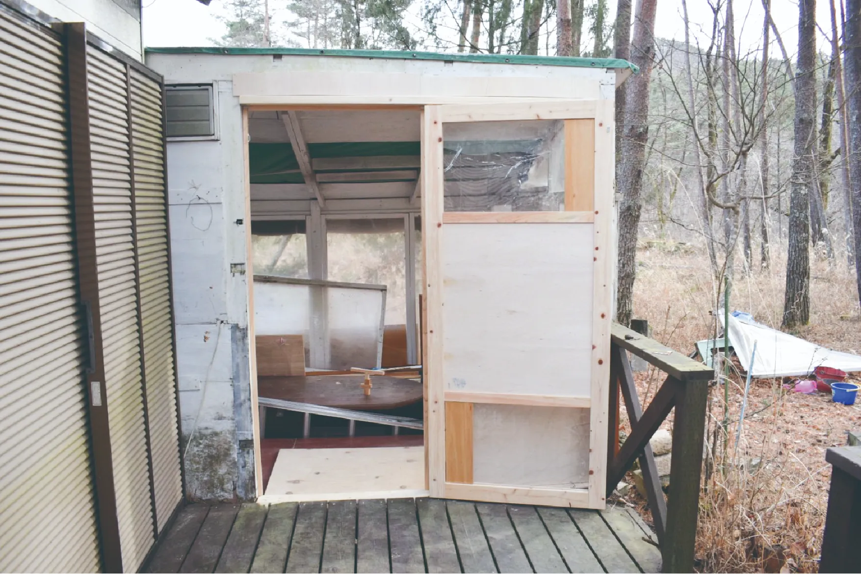 小屋の扉の画像