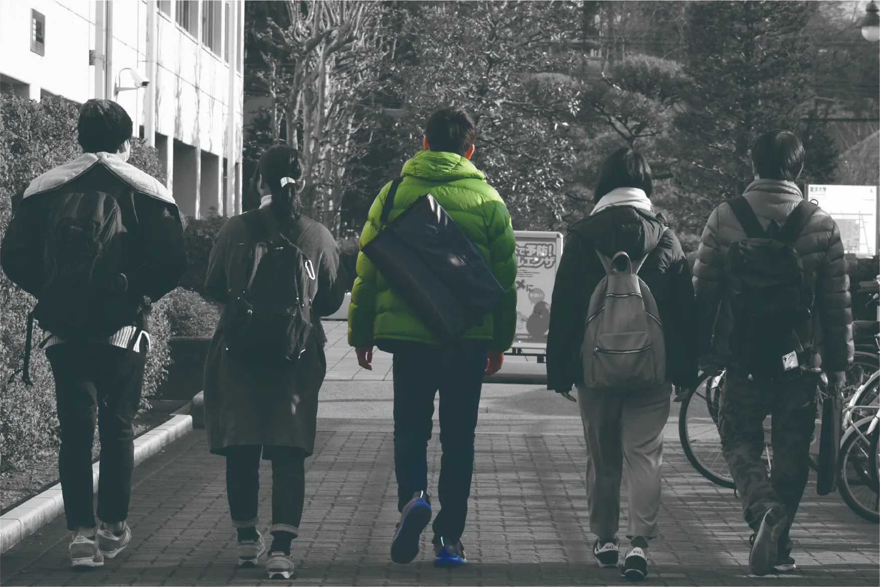 学生がバッグを背負っている写真