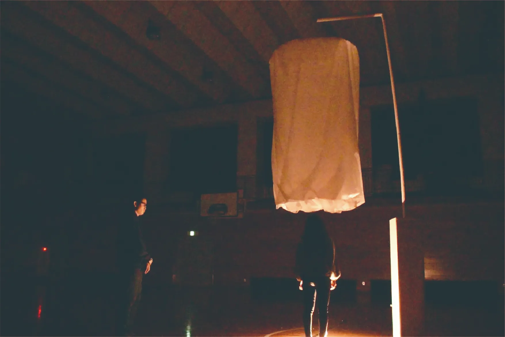 不織布が覆われている女性の画像