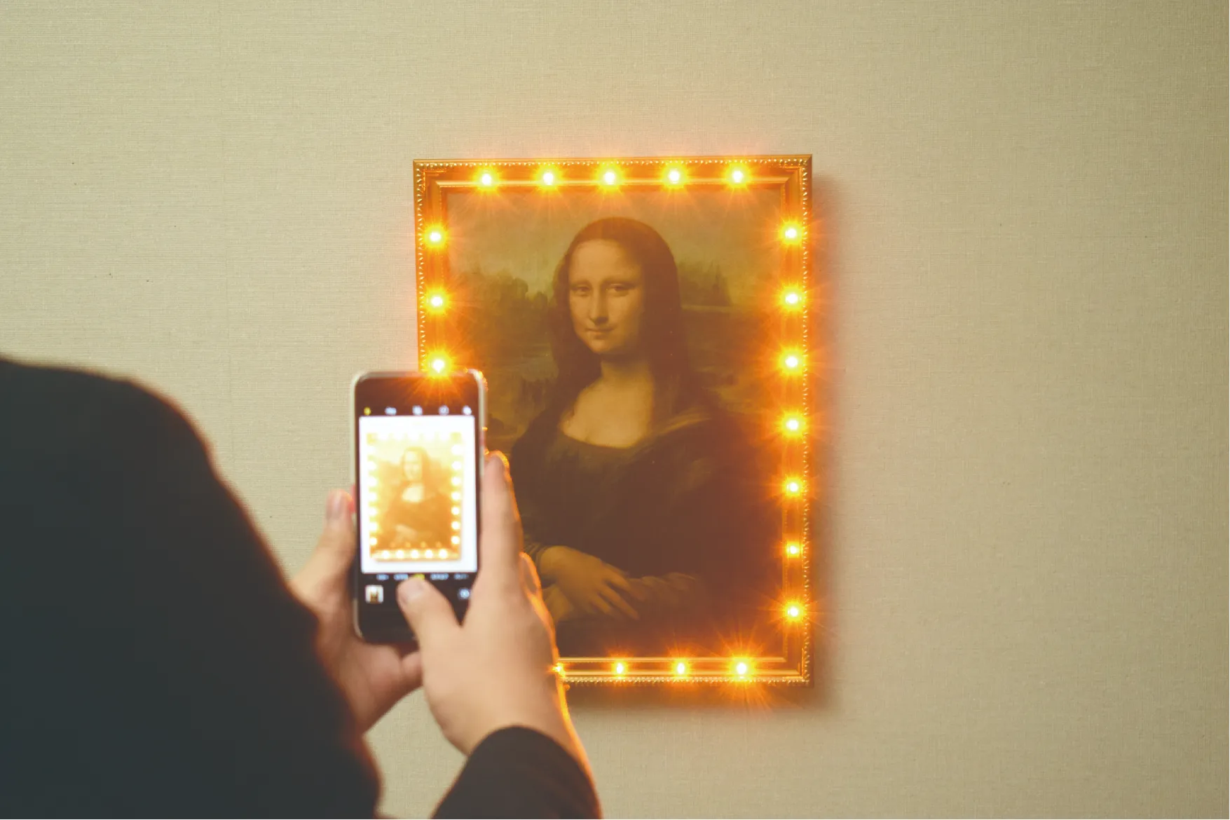 モナリザの絵が発光する画像