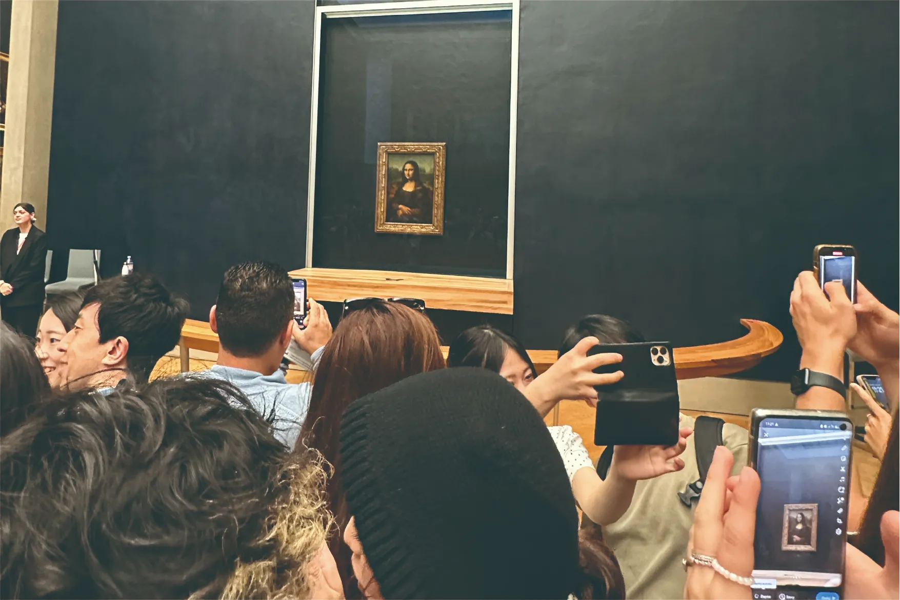 モナリザの絵をたくさんの人がスマホで撮影している画像