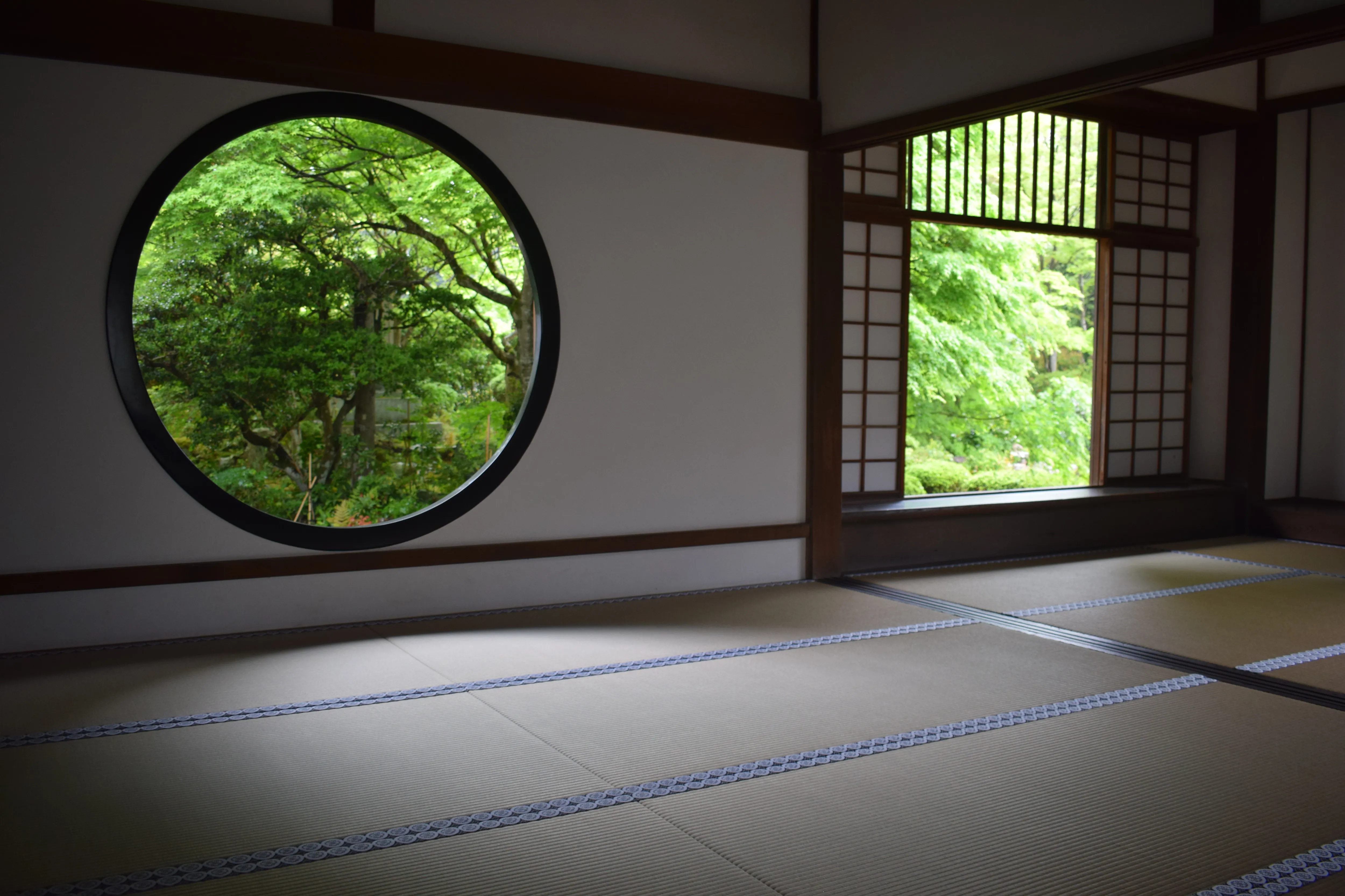京都の寺の中の窓の写真