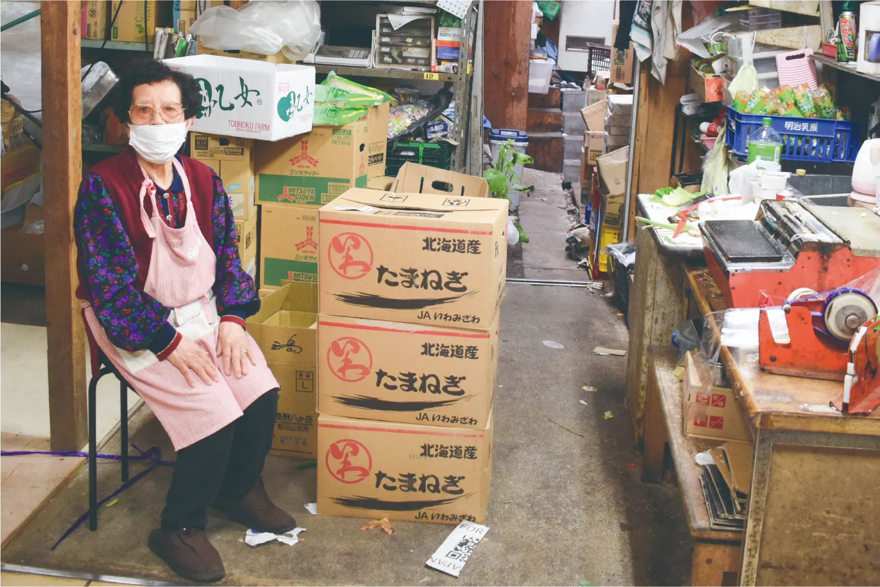 祖母がスーパーの作業場で座っている様子