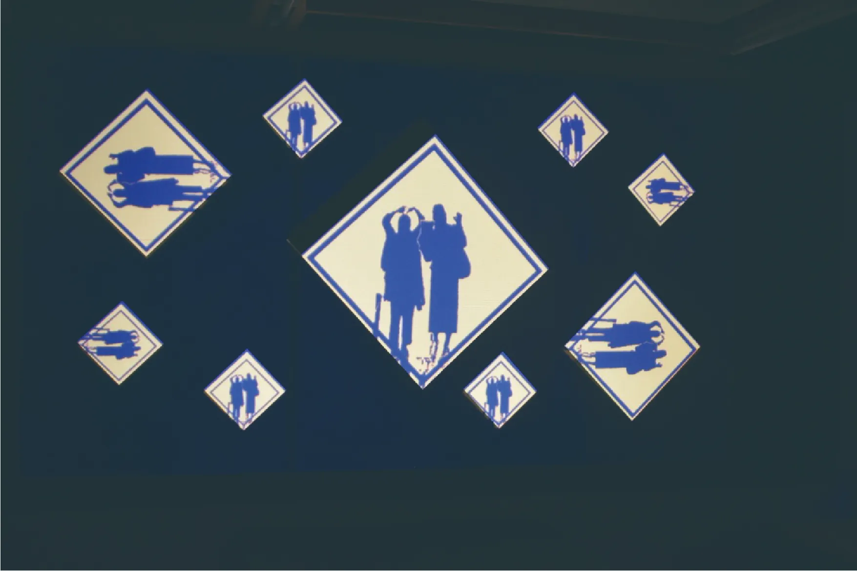 散りばめられた標識の中の人間がポーズをしている画像